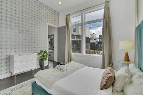2 Lux Homes Huge Rooftop 2mi to DT Sleeps 24 in Nashville, USA