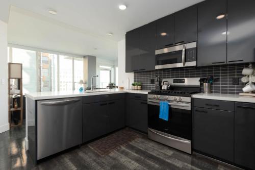 Gorgeous 3BR High-Rise with Pool, Spa & City Views, Los Ángeles (foto 4)
