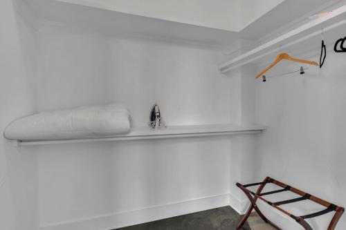 2 Lux Homes Huge Rooftop 2mi to DT Sleeps 24 in Nashville, USA