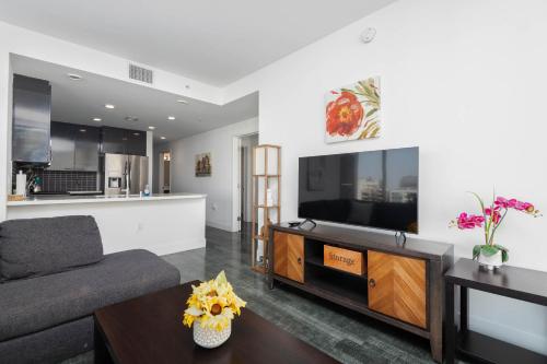 Gorgeous 3BR High-Rise with Pool, Spa & City Views, Los Ángeles (foto 6)