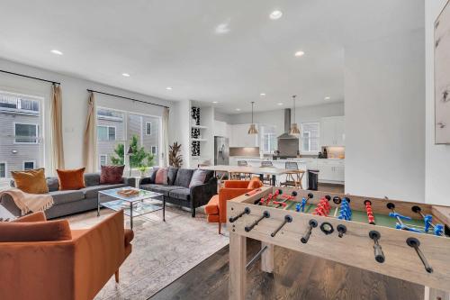 2 Lux Homes Huge Rooftop 2mi to DT Sleeps 24 in Nashville, USA