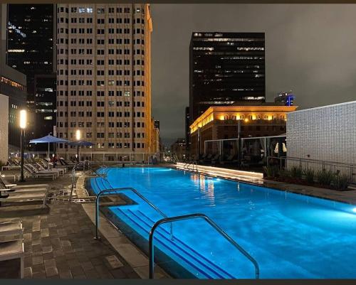 Gorgeous 3BR High-Rise with Pool, Spa & City Views, Los Ángeles (foto 9)