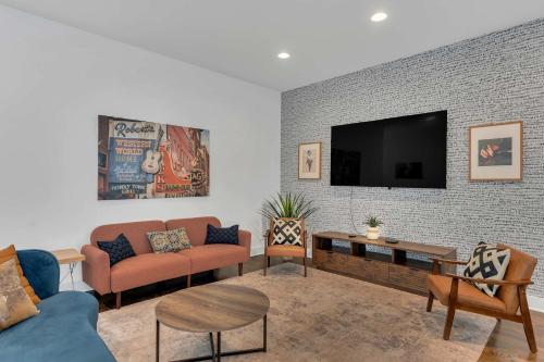 2 Lux Homes Huge Rooftop 2mi to DT Sleeps 24
