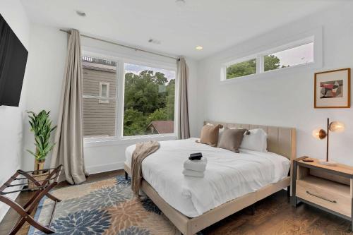 2 Lux Homes Huge Rooftop 2mi to DT Sleeps 24 in Nashville, USA