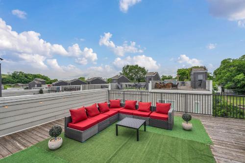 2 Lux Homes Huge Rooftop 2mi to DT Sleeps 24 in Nashville, USA