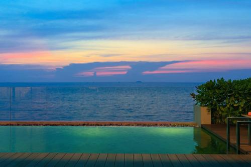 Swimming pool, Renaissance Pattaya Resort & Spa in Na Jomtien