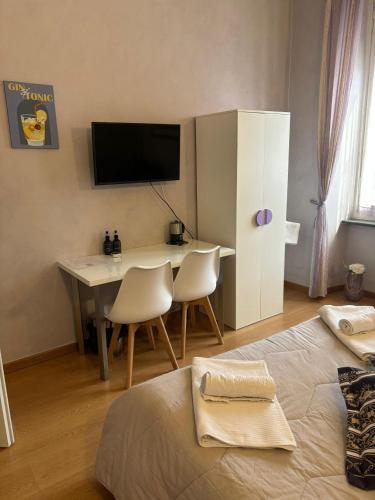 Double Room with Shared Bathroom image 3