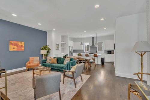 3 Lux Homes Huge Rooftop 2mi to Broadway Sleeps 36