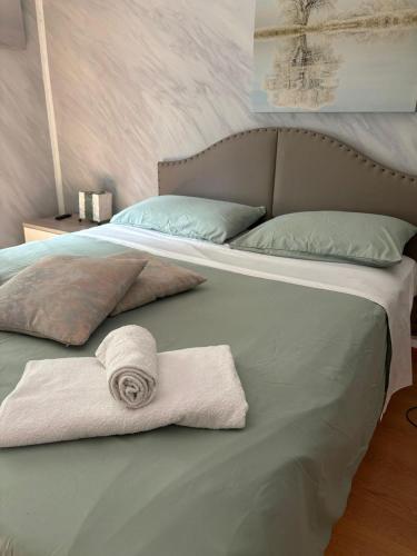 Double Room with Shared Bathroom image 2