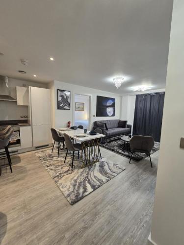 Mega9 Luxury 2Bedrooms Apartment - 2Baths, 2Toilets, Manchester