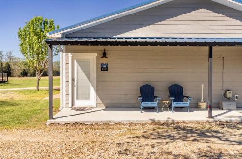 Country Suite Apartment near Lake Fork with Stocked Pond and Walking Trails in Emory, USA