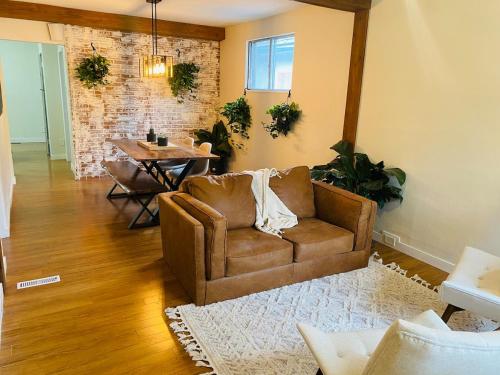 Trendy Kensington 3 min Walk Backyard AC Garage