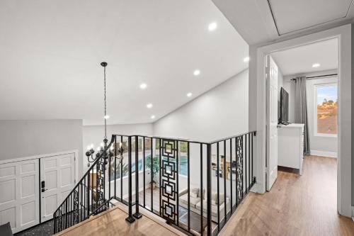 Luxury Hilltop Designer House w Pool Great View in 哈仙達崗