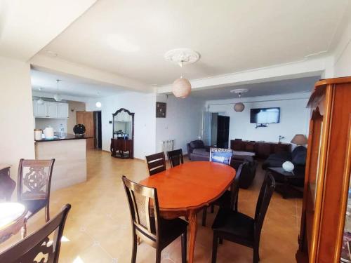 Közös társalgó / TV, Marina Suite Apartment in Staoueli