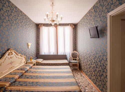 1 queen bed, 1 twin bed