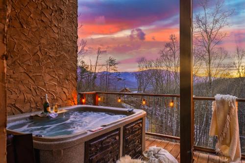 Hilltop Hideaway Cabin w Hot Tub & Pool Access