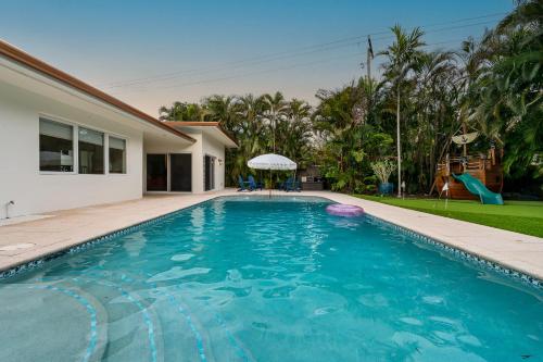 Spacious, Elegant 5 Bed, Best Pool, All New, Close to Beach and Atlantic Ave, Delray Beach