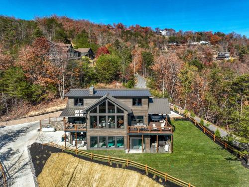 Ridgetop Cabin Retreat w Pool Hot tub & Theater
