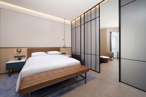 One-Bedroom Four Points King Suite with City View image 4