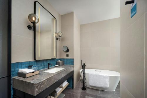 One-Bedroom Four Points King Suite with City View image 1