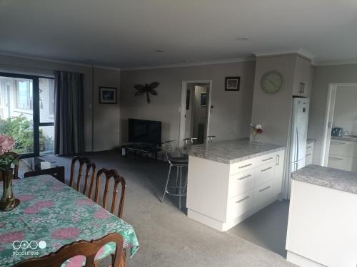 Cozy spacious estuary view three bedroom townhouse in เวสท์ชอร์