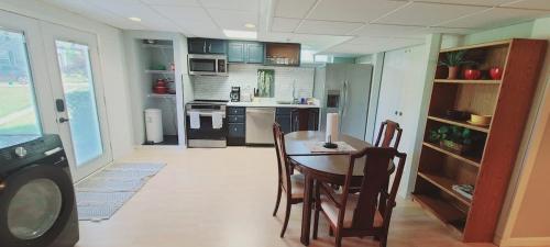 . Private Family Walkout Basement - 2 queen beds & full bath