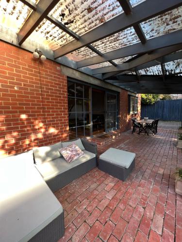 Garden, Spacious Private Rooms in Mckinnon 3 min to Train Station, Cafes and close to Monash Uni in Caulfield