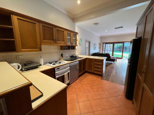 Kitchen, Spacious Private Rooms in Mckinnon 3 min to Train Station, Cafes and close to Monash Uni in Caulfield