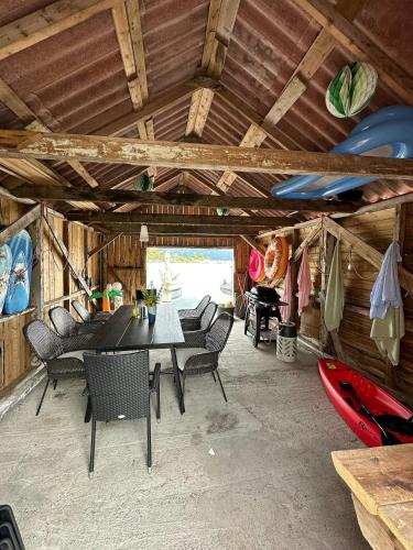 Viesnīcas āriene, Idyllic Cabin At Bømlafjorden With Sea View in Mosterhamn