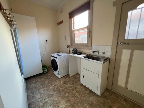 Spacious Private Rooms in Mckinnon 3 min to Train Station, Cafes and close to Monash Uni in Caulfield