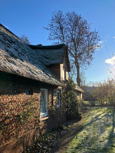 A szálláshely kívülről, Thatched Home With Large Garden Near North Sea in Risum-Lindholm