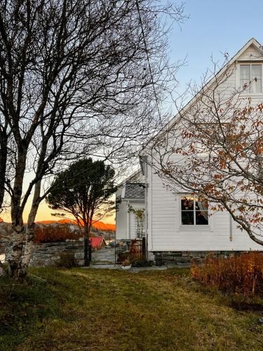 外部景觀, Historic Villa By The Sea In Solund in 哈爾德百克