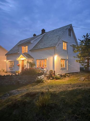 外部景觀, Historic Villa By The Sea In Solund in 哈爾德百克