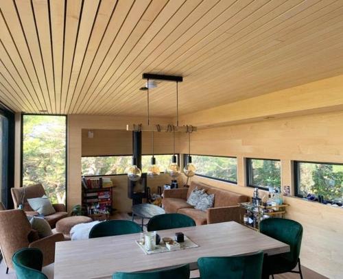 Vista exterior, Live Among Trees In An Architect Drawn Cabin in Skjaerhalden