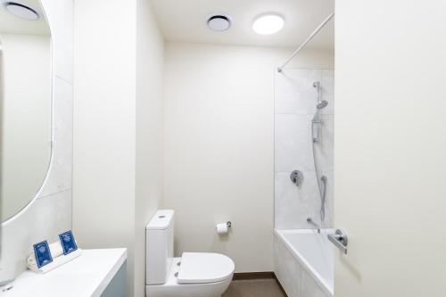 Petone Studio - Balcony Bath Tub Sleeps 2, Lower Hutt (foto 7)