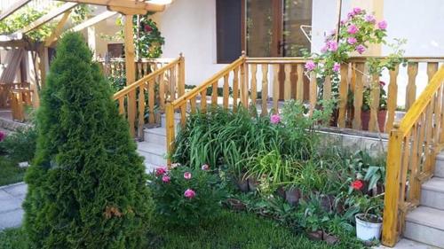 Garden, Guest House Nash Dom in Kavarna