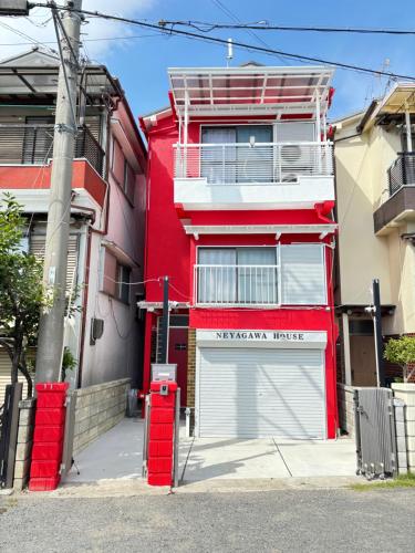 NEYAGAWA HOUSE!,3 min walk from station,Cute red house with River View,ねやがわハウス!,駅から徒歩3分の一棟貸しの宿,美しい寝屋川沿いのかわいい赤い家,キーボックスの番号はご予約後に,チェックイン情報を見る,をご覧下さい