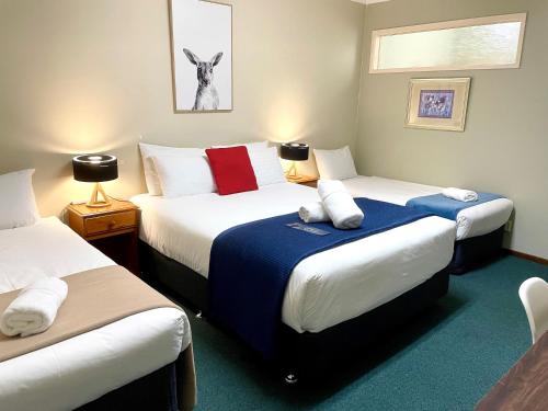 1 queen bed, 2 twin beds