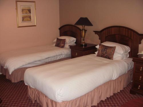 1 double bed, 1 twin bed