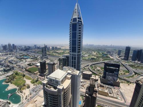 New Renovated Stylish 1 Br Dubai View 73 Floor, Dubai (foto 2)