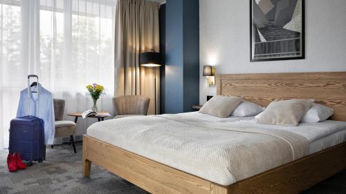 Deluxe Double Room with Balcony image 4