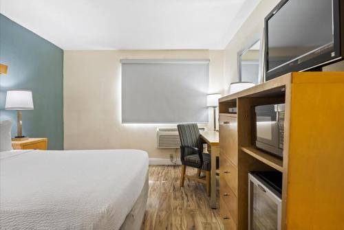 Days Inn by Wyndham Woodland - image 10