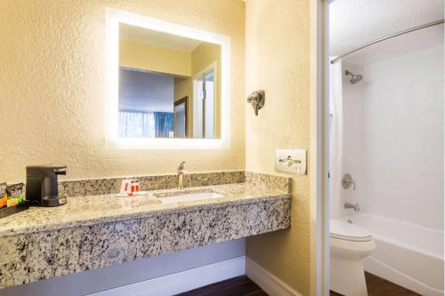 Howard Johnson by Wyndham Lakeland - main image