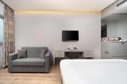Deluxe King Room with Sea View image 7