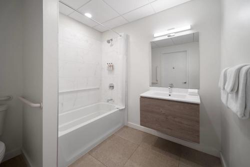 Queen Studio Apartment - Non-Smoking