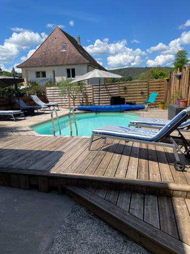 Charming holiday home with swimming pool in Saint-Leon-sur-Vezere