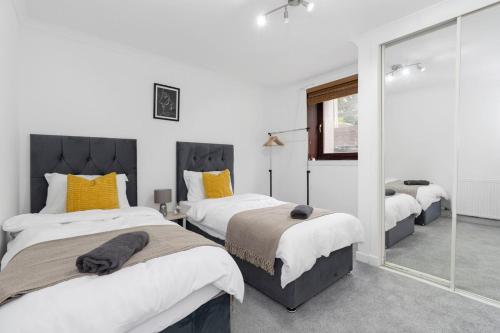 Free Parking - Sleeps 6 - Central - New Interior in 格里諾克