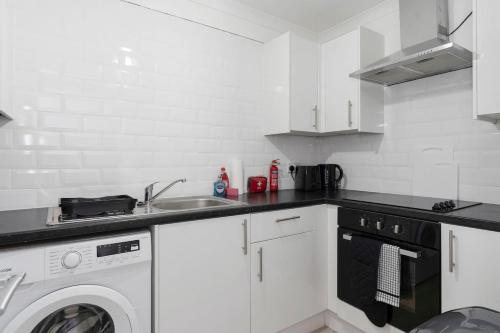 Free Parking - Sleeps 6 - Central - New Interior in 格里諾克