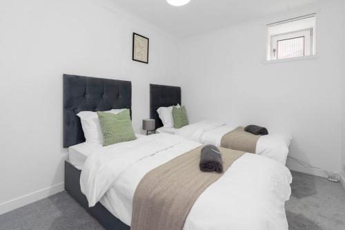Free Parking - Sleeps 6 - Central - New Interior in 格里諾克