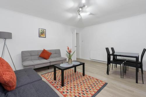 Free Parking - Sleeps 6 - Central - New Interior in 格里諾克